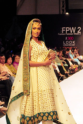 anum siraj karachi fashion week day 2