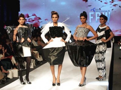 Karachi Fashion Week 2015 Models on Ramp