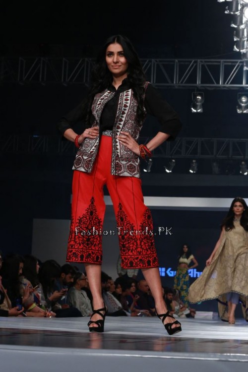 Gul Ahmed Collection at PFDC Sunsilk Fashion Week 2015 (9) Gul Ahmed Collection at PFDC Sunsilk Fashion Week 2015 (9)
