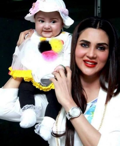 Fiza Ali with her cute baby girl Fiza Ali with her cute baby girl